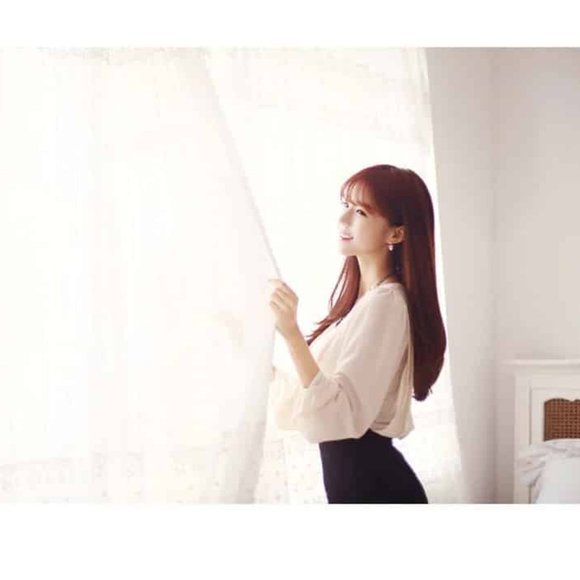 Bowtie Peal Earrings - Picture 4 of 5